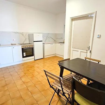 בית אירוח Downtown Rooms, 200m From Marina לרנקה