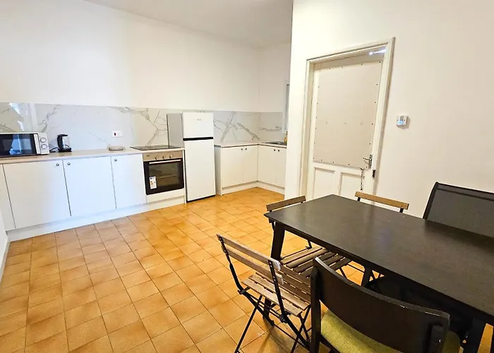 בית אירוח Downtown Rooms, 200m From Marina לרנקה