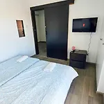 Privat bolig Downtown Rooms, 200m From Marina
