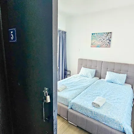 Kwatera prywatna Downtown Rooms, 200m From Marina *