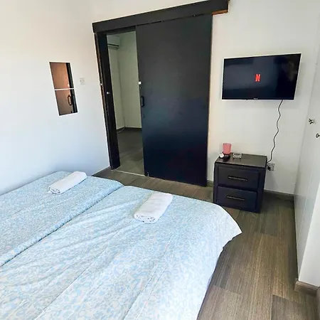 Kwatera prywatna Downtown Rooms, 200m From Marina
