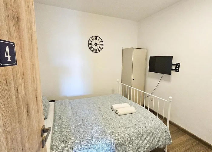 Alloggio in famiglia Downtown Rooms, 200m From Marina *