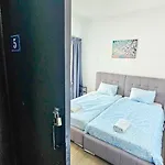 Homestay szállás Downtown Rooms, 200m From Marina *