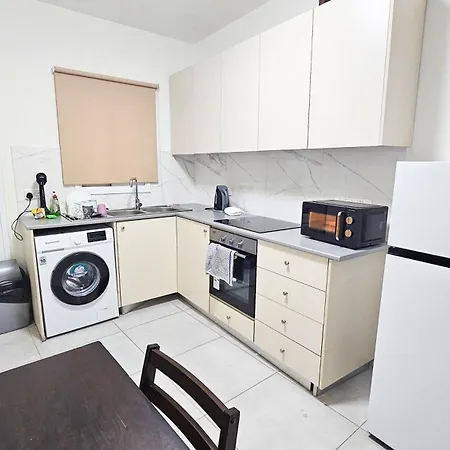 Downtown Rooms, 200m From Marina Проживання в сім'ї *
